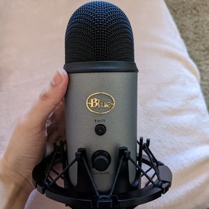 Yeti microphone with accessories